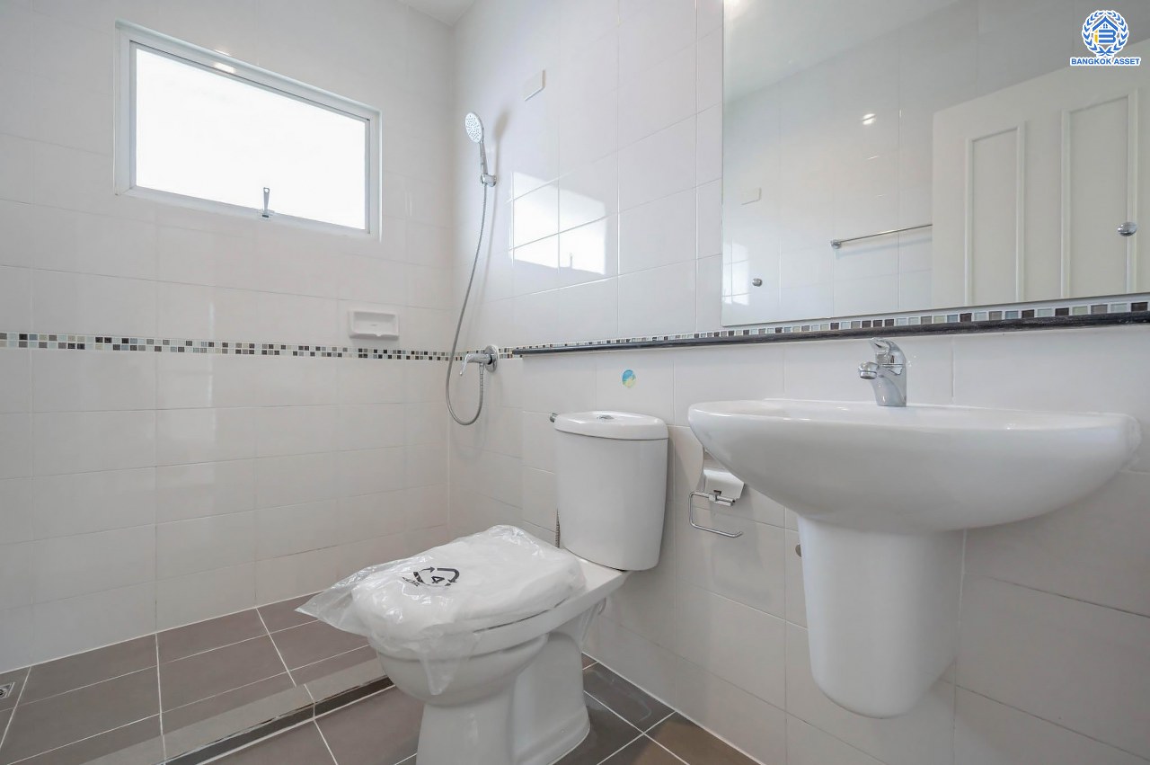 บ้านมือสองตกแต่งใหม่ โครงการ เพอร์เฟคพาร์ค วัดพระนอน จากแบรนด์ Property Perfect เนื้อที่ 56.3 ตร.ว. ฟังก์ชันจัดเต็ม 3 ห้องนอน 3 ห้องน้ำ 2 ที่จอดรถ พร้อม Facilities ครบครัน บนทำเลเชื่อมต่อถนนกาญจนาฯ ใกล้ทางด่วน ศรีรัช-วงแหวนฯ เซ็นทรัลเวสต์เกต และรถไฟฟ้าสายสีม่วง "สถานีตลาดบางใหญ่"